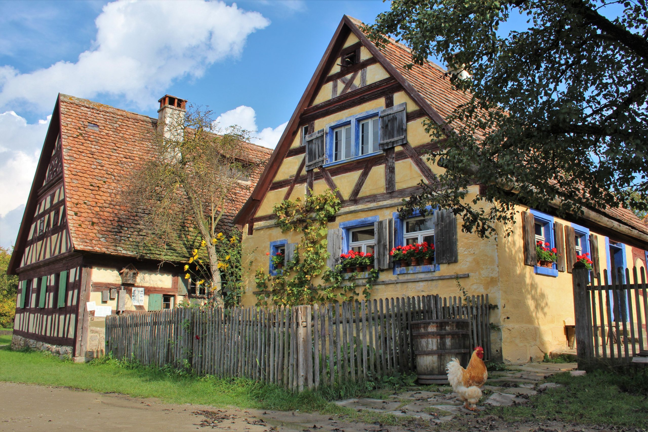 Fachwerkgebäude mit Vorgarten und Hahn