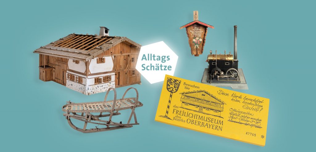 Eine Grafik mit dem SChriftzug "AlltagsSchätze", der Hintergurnd ist hellblau. Außerdem freigestellte Objekte: ein Hausmodell, ein Marterl, eine Spielzeugdampfmaschine, eine alte Eintrittskarte und ein Schlitten.