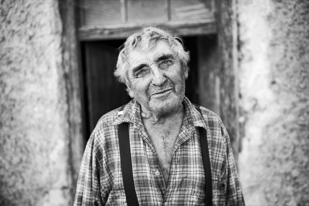 Ein Porträt eines Mannes in Arbeitskleidung. Das Foto ist schwarz-weiß.