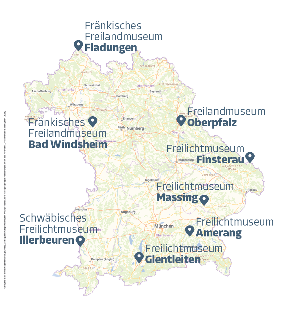 Landkarte des Freistaats Bayern mit Standort-Pins der acht Freilichtmuseen des Netzwerks