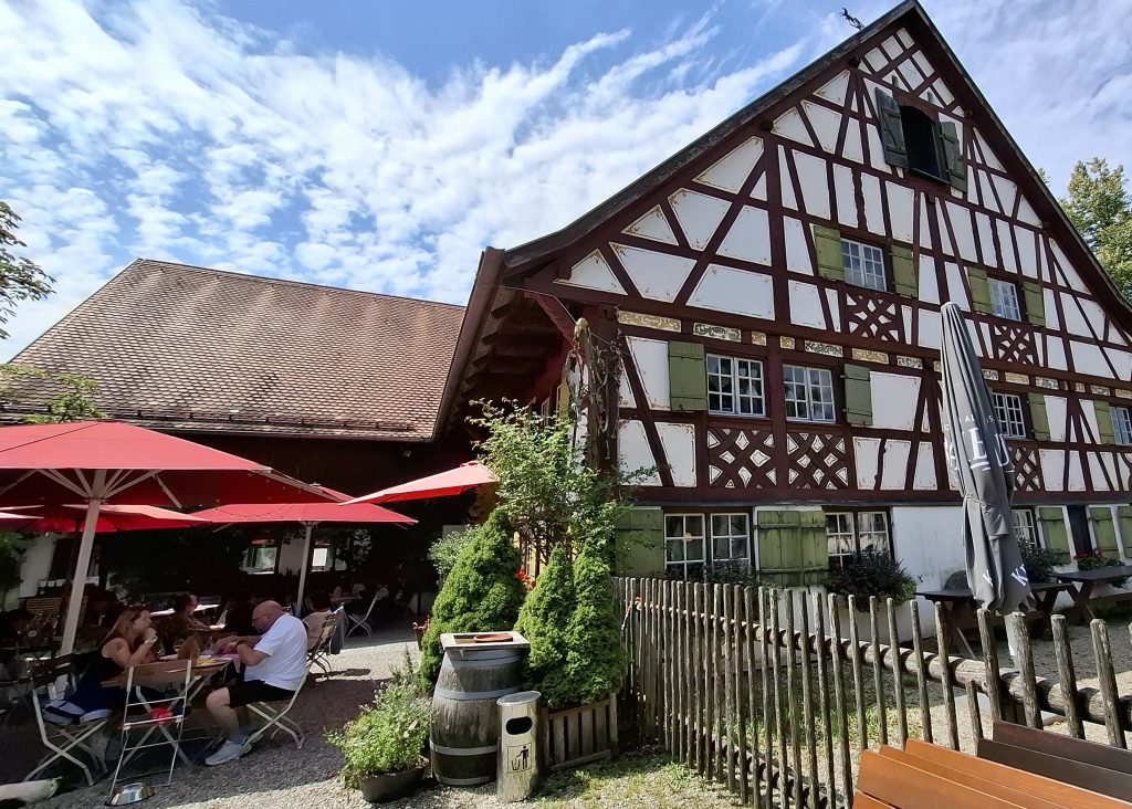 Ein Fachwerkhaus mit Biergarten im Hof.