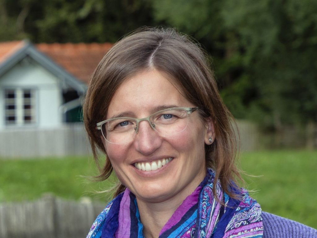 Porträtfoto einer Frau mit Brille.